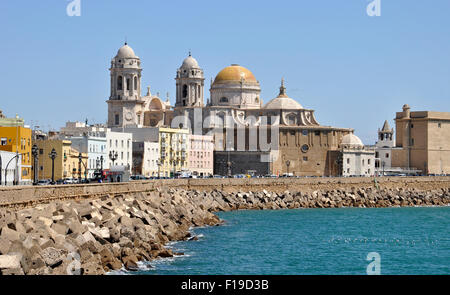 Paesaggio urbano panoramico della Catedral de la Santa Cruz di Cadice vicino al lungomare e al molo in una giornata limpida (Cattedrale di Cádiz, Andalusia, Spagna) Foto Stock