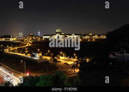 King's palazzo Istana Negara di notte Foto Stock