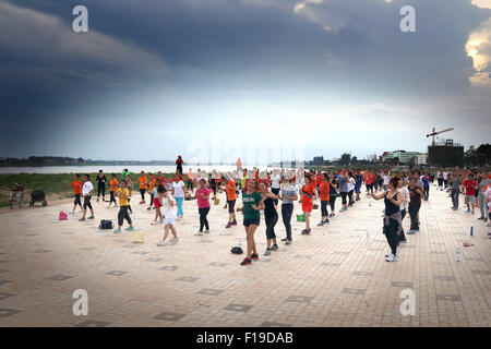 Esercizio di aerobica mantenere montare sulle rive del fiume Mekong Foto Stock