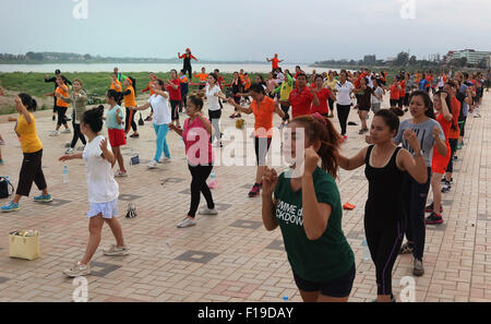 Esercizio di aerobica mantenere montare sulle rive del fiume Mekong Foto Stock