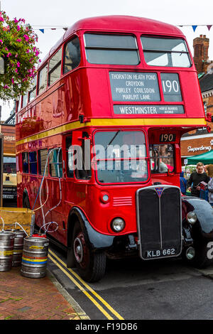 Bridgnorth, UK. Il 30 agosto, 2015. In High Street, Bridgnorth tenendo premuto il 2015 Music & Arts Festival. Una grande folla di visitatori goduto di cibo di strada, real ale & musica dal vivo. Una birra bus offre una scelta di real ale. Credito: Ian Henley/Alamy Live News Foto Stock