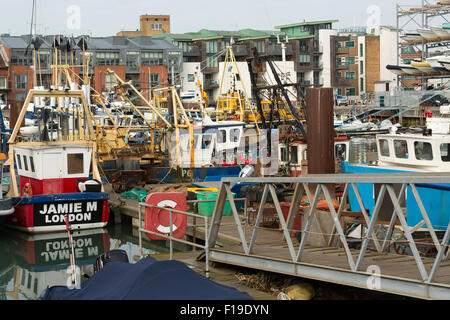 Affollato porto di pesca nella vecchia Portsmouth che mostra una passerella che conduce al molo. Foto Stock