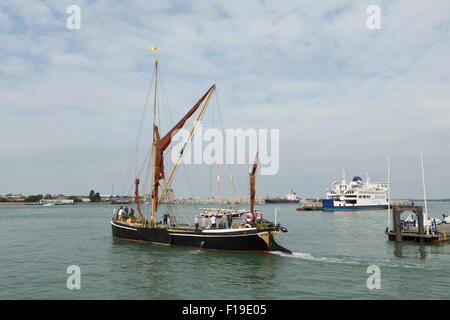 La chiatta a vela Alice lasciando la pistola Wharf Portsmouth. Alice di Rochester un rinnovato Thames inclus ora utilizzati per la carta. Foto Stock