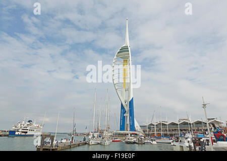 Spinnaker Tower di Portsmouth ri-marca come la Emirates Tower. Tower con nuovi colori. Punto di riferimento locale costruito per contrassegnare millennio. Foto Stock