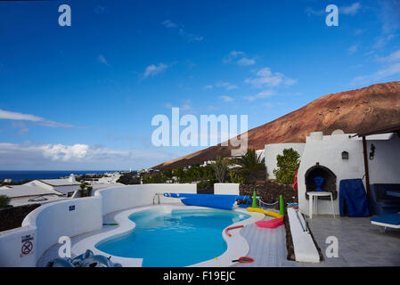 Vista dalla villa in Playa Blanca, con il cratere di Baja Montana vulcano sullo sfondo a Lanzarote. Isole Canarie Foto Stock