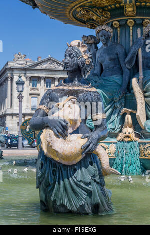 Primavera a Parigi: Statua di una donna in possesso di un pesce. Parte di una delle fontane in Place de la Concorde, Paris, Francia