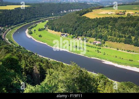 Vista del fiume Elba montagne di arenaria e Konigstein città sul fiume Elba, Svizzera Sassone, in Sassonia, Germania, Europa Foto Stock