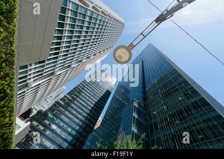 Guardando verso l'alto ufficio blocchi in un USA street Foto Stock