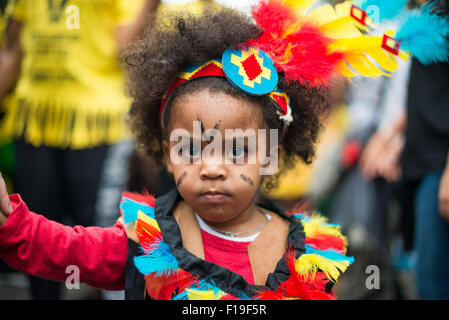 Londra, Regno Unito. Il 30 agosto, 2015. Centinaia di giovani stanno prendendo parte ad un enorme corteo di Calypso ballerini e galleggianti per la Giornata dei bambini. Credito: Velar concedere/ZUMA filo/Alamy Live News Foto Stock