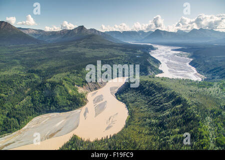 Il Nizina fiume che scorre attraverso il Wrangell St. Elias Parco Nazionale di luglio 21, 2015 in Alaska. Foto Stock