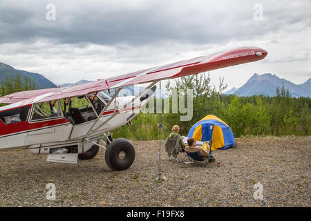 Campeggio al McCarthy aeroporto accanto a un piano Bush a Wrangell St. Elias Parco Nazionale di luglio 22, 2015 in Alaska. Foto Stock