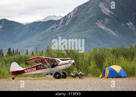 Campeggio al McCarthy aeroporto accanto a un piano Bush a Wrangell St. Elias Parco Nazionale di luglio 22, 2015 in Alaska. Foto Stock