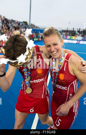 Lee Valley, Londra, Regno Unito. Il 30 agosto, 2015. Inghilterra festeggiare la conquista del Unibet EuroHockey Championships finale donne Inghilterra e Paesi Bassi. Credito: Simon Balson/Alamy Live News Foto Stock