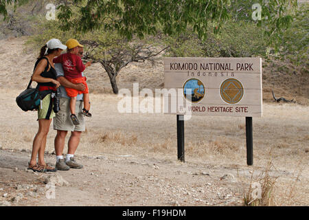 Px91525-D. turisti (modello rilasciato) sull isola di Rinca escursionismo per vedere i draghi di Komodo nel loro habitat naturale. Parco Nazionale di Komodo Foto Stock