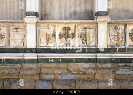 Nella foto una stretta fino alla parete di Santa Maria Novelle a Firenze , dove possiamo vedere i simboli del cristianesimo e la medievale n. Foto Stock