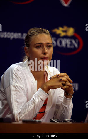 New York, New York, Stati Uniti d'America. Il 29 agosto, 2015. Numero tre semi di Maria Sharapova parla con i giornalisti nel corso di una conferenza stampa presso la Billie Jean King USTA National Tennis Center a Flushing Meadows Sabato, Agosto 30th. Sharapova ha annunciato domenica che ella fosse ritirato dal torneo a causa di un infortunio alla gamba. Credito: Adam Stoltman/Alamy Live News Foto Stock