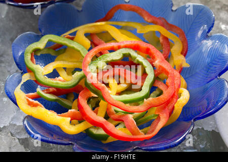 Insalata mista su una ciotola mettere sul ghiaccio per tenere tutto sempre fresco Foto Stock