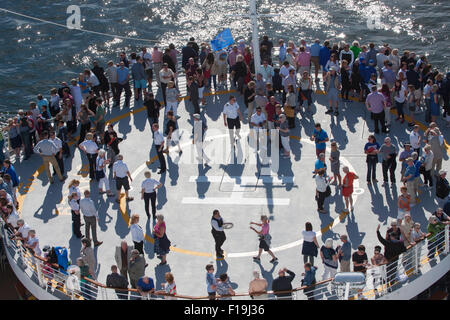 I passeggeri sulle celebrità Eclipse nave da crociera su elisuperficie sulla prua della nave durante il periodo estivo Foto Stock