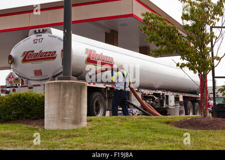 Un serbatoio carburante di trattore rimorchio a gas station - Virginia STATI UNITI D'AMERICA Foto Stock