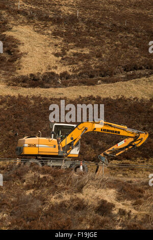 A9 Roadworks digger nel paesaggio vicino Meall un Bhathaich,Highlands scozzesi,Scozia,UK, Foto Stock