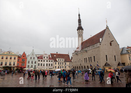 Tallinn Town Hall, Estonia mentre piove in estate Foto Stock