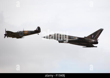 Royal Air Force 29 R Squadron Eurofighter Typhoon ZK349 Spitfire Mk IIA P7350 a RIAT Royal International Air Tattoo Luglio 2015 Foto Stock