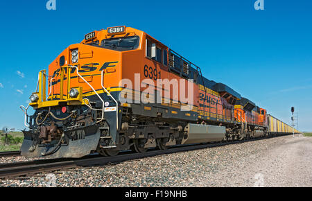 Nebraska, Sandhills, ferrovia BNSF, ( Burlington Northern Santa Fe), eastbound treno merci trasporto del carbone nella tramoggia di automobili Foto Stock