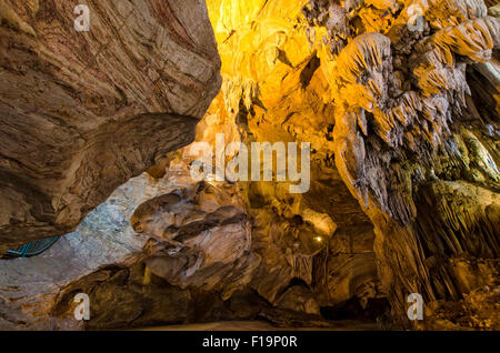 Interno della Kek Lok Tong che è situato in corrispondenza di Gunung Rapat nel sud di Ipoh Foto Stock