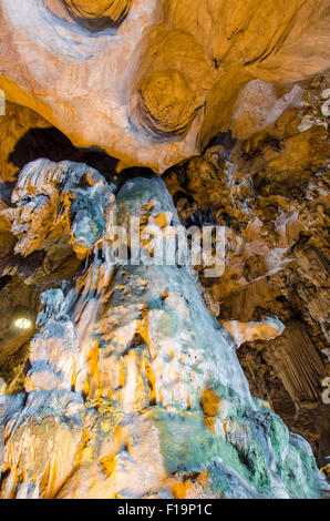 Interno della Kek Lok Tong che è situato in corrispondenza di Gunung Rapat nel sud di Ipoh. Foto Stock