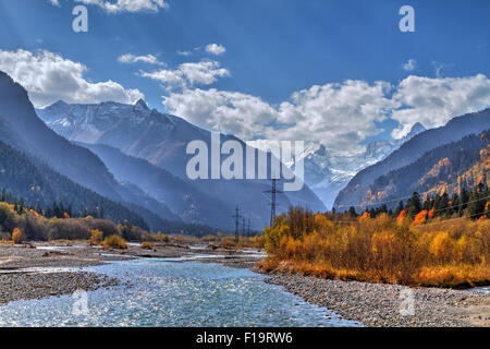 I fiumi di montagna del Caucaso. Aree protette del Caucaso in prossimità del villaggio di Dombay Foto Stock