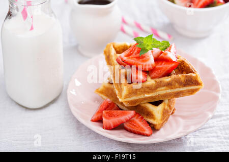 Frittelle di ricotta servita con fragole fresche e sciroppo d'acero Foto Stock