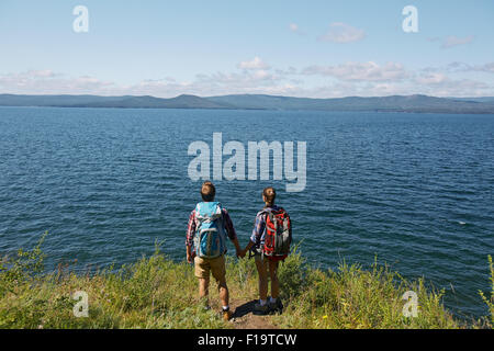 Gli escursionisti amorosa ammirando vista meravigliosa del mare Foto Stock