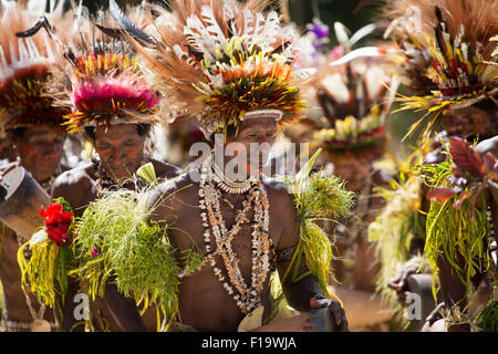 Papua Nuova Guinea, a sud est della penisola di Cape Nelson, tufi, gruppo di maschi locali dancing in costume tradizionale. Foto Stock