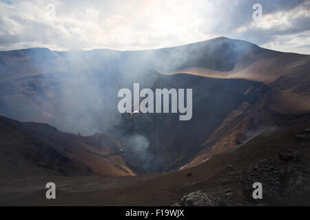 La Melanesia, Vanuatu, dell'Isola di Tanna, guardando in giù nel cratere del Monte vulcano Yasur. Foto Stock