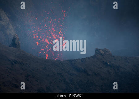 La Melanesia, Vanuatu, dell'Isola di Tanna, il monte vulcano Yasur, close up hot lava. Foto Stock