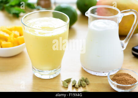 Mango lassi. Frullato di mango fatta con mango e yogurt, yogurt. Messa a fuoco selettiva. Foto Stock