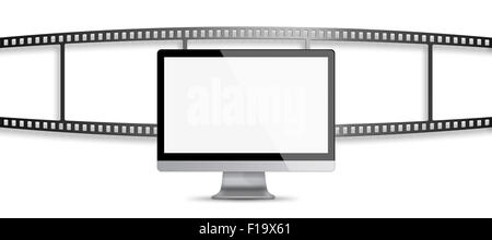 Moderno schermo piatto sul monitor di un computer con schermo vuoto e un rotolo di pellicola con posto per le tue immagini isolati su sfondo bianco. Foto Stock