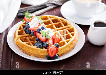 Waffles Freschi Fatti in casa con ripieno di ricotta servito con panna montata e frutti di bosco Foto Stock