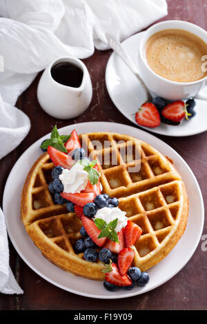 Waffles Freschi Fatti in casa con ripieno di ricotta servito con panna montata e frutti di bosco Foto Stock