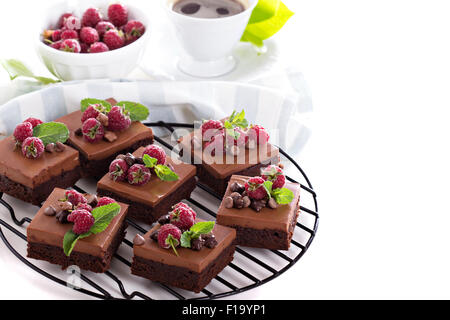 Mousse al cioccolato brownies con lampone isolato su bianco Foto Stock