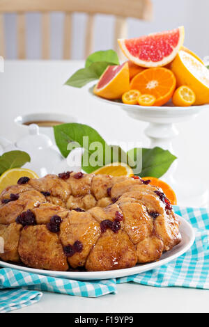 Arancione e cranberry pane scimmia sul tavolo bianco Foto Stock