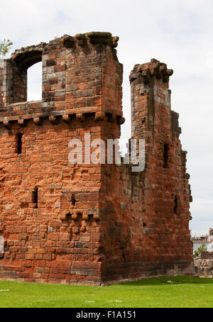 Penrith Castle è situato in un parco pubblico a Penrith, Cumbria, Inghilterra settentrionale e fu costruito alla fine del XIV secolo. Foto Stock