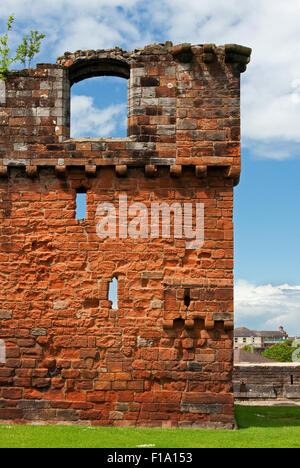 Penrith Castle è situato in un parco pubblico a Penrith, Cumbria, Inghilterra settentrionale e fu costruito alla fine del XIV secolo. Foto Stock