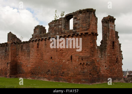 Penrith Castle è situato in un parco pubblico a Penrith, Cumbria, Inghilterra settentrionale e fu costruito alla fine del XIV secolo. Foto Stock