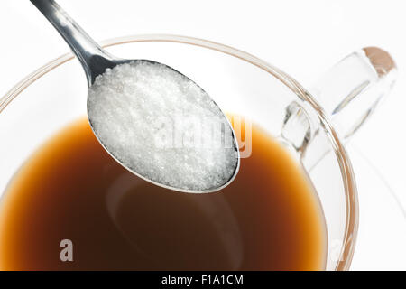 Artificial non zucchero edulcoranti polioli o granulato naturale di zucchero saccarosio dolcificante per una tazza di tè o una bevanda di caffè Foto Stock