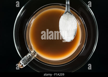 Artificial non zucchero edulcoranti polioli o granulato naturale di zucchero saccarosio dolcificante per una tazza di tè o una bevanda di caffè Foto Stock