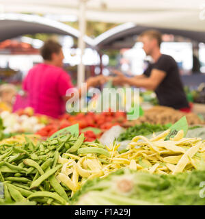Gli agricoltori' mercato alimentare di stallo con varietà di verdure biologiche. Foto Stock