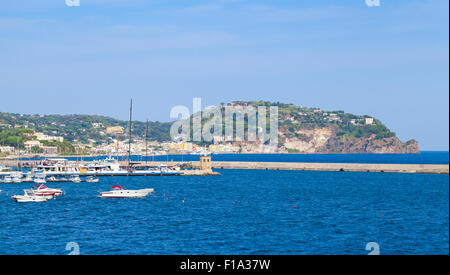 Paesaggio di Casamicciola Terme porta con Lacco Ameno baia su uno sfondo, Isola d Ischia, Italia Foto Stock