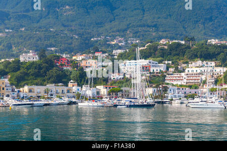 Mare Mediterraneo il paesaggio costiero con la marina di Casamicciola Terme, Isola d Ischia, Italia Foto Stock