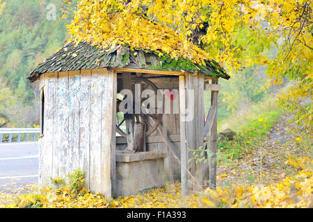 Il vecchio pozzo nel periodo autunnale Foto Stock